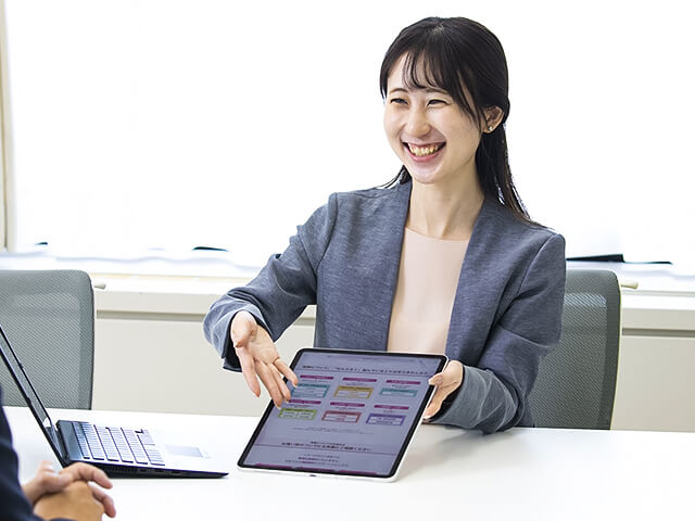 社員が保険案内をしている写真