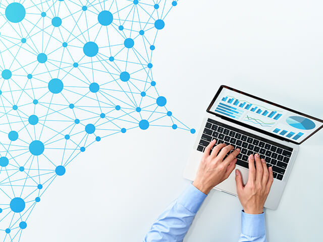 PC操作をするイメージ写真