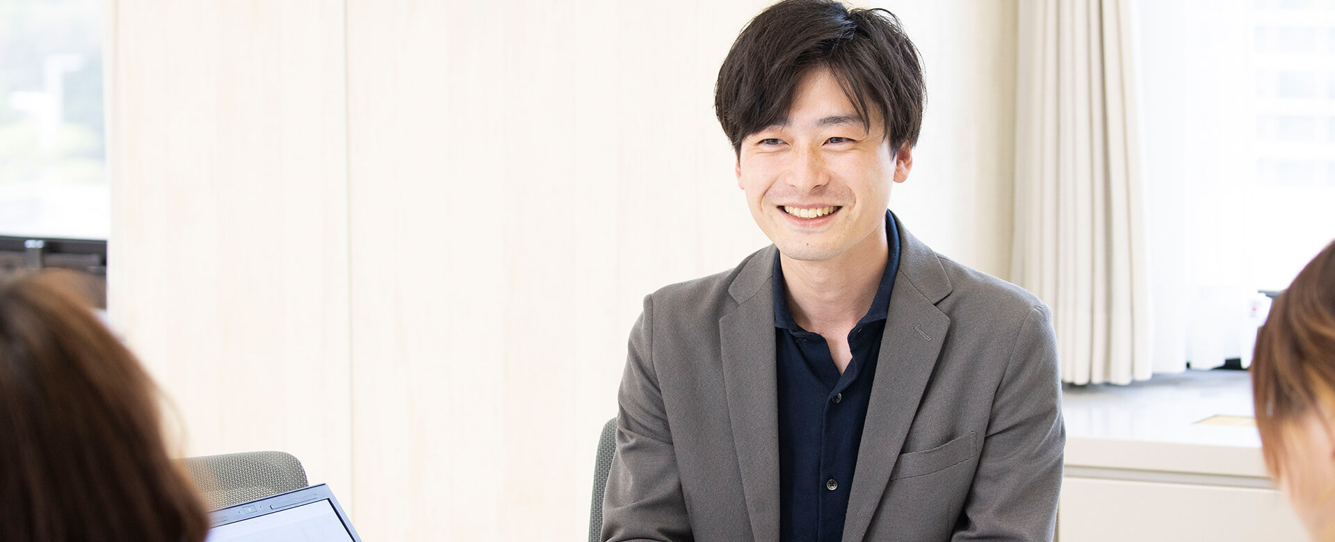 経営企画部の男性の写真