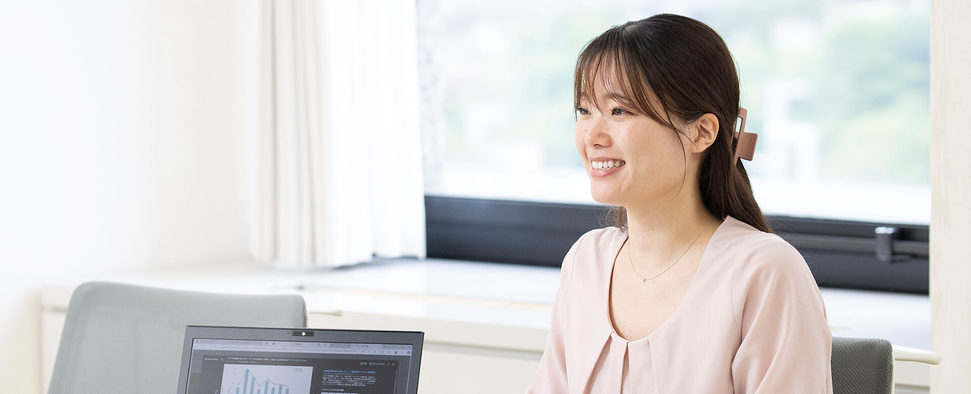 コンサルティング営業部の女性の写真